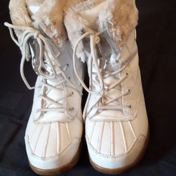 Lugz Women's White and Tan Winter Boots 9 - Picture 3 of 8
